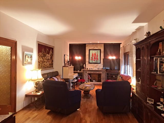 7 makuuhuone Omakotitalo myytävänä paikassa Sant Martí de Centelles mukana uima-altaan 
autotalli - 450 000 € (Ref: 9190209)