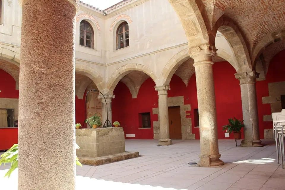 Hotel for sale in Caceres city - € 1,000,000 (Ref: 9495018)