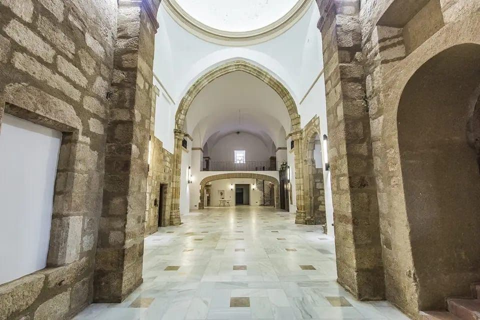 Hotel for sale in Caceres city - € 1,000,000 (Ref: 9495018)