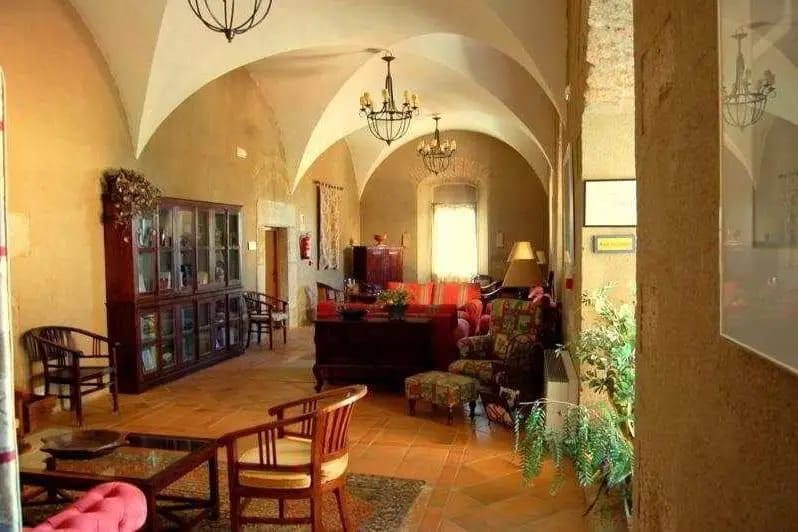 Hotel for sale in Caceres city - € 1,000,000 (Ref: 9495018)