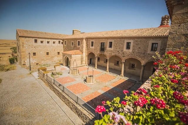 Hotel for sale in Cáceres city - € 1,000,000 (Ref: 9495018)