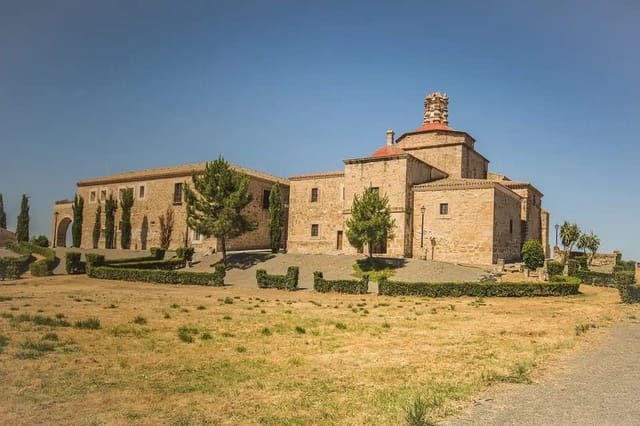 Hotel for sale in Cáceres city - € 1,000,000 (Ref: 9495018)