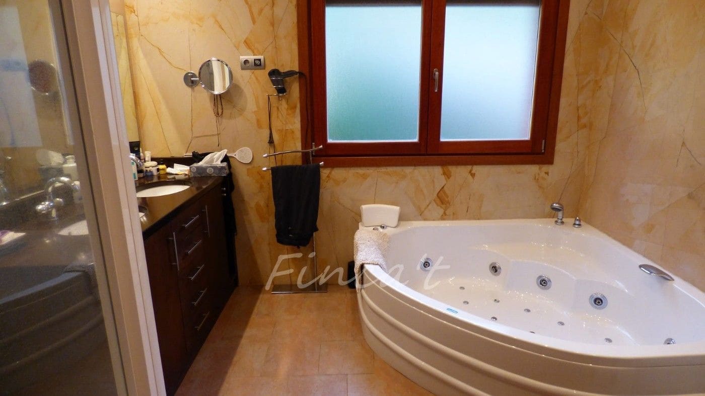 6 bedroom Villa for sale in Moia with pool garage - € 690,000 (Ref: 9420162)