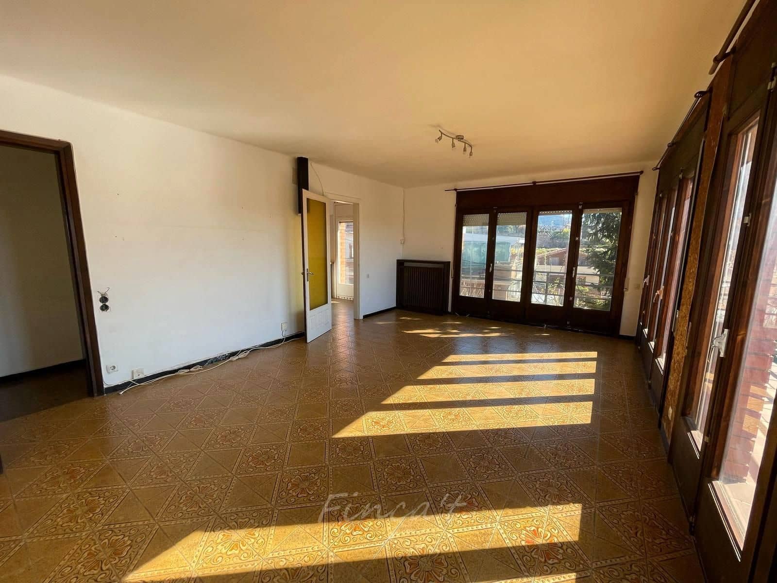 6 bedroom Townhouse for sale in Moia with pool - € 349,000 (Ref: 9420199)