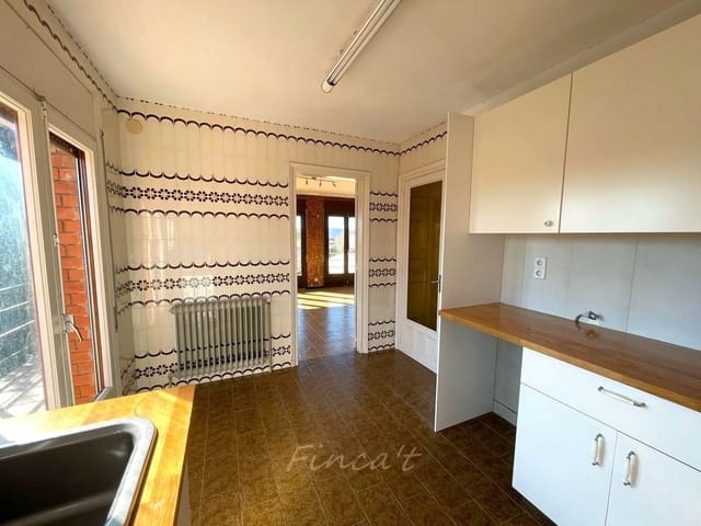 6 bedroom Townhouse for sale in Moià with pool - € 349,000 (Ref: 9420199)