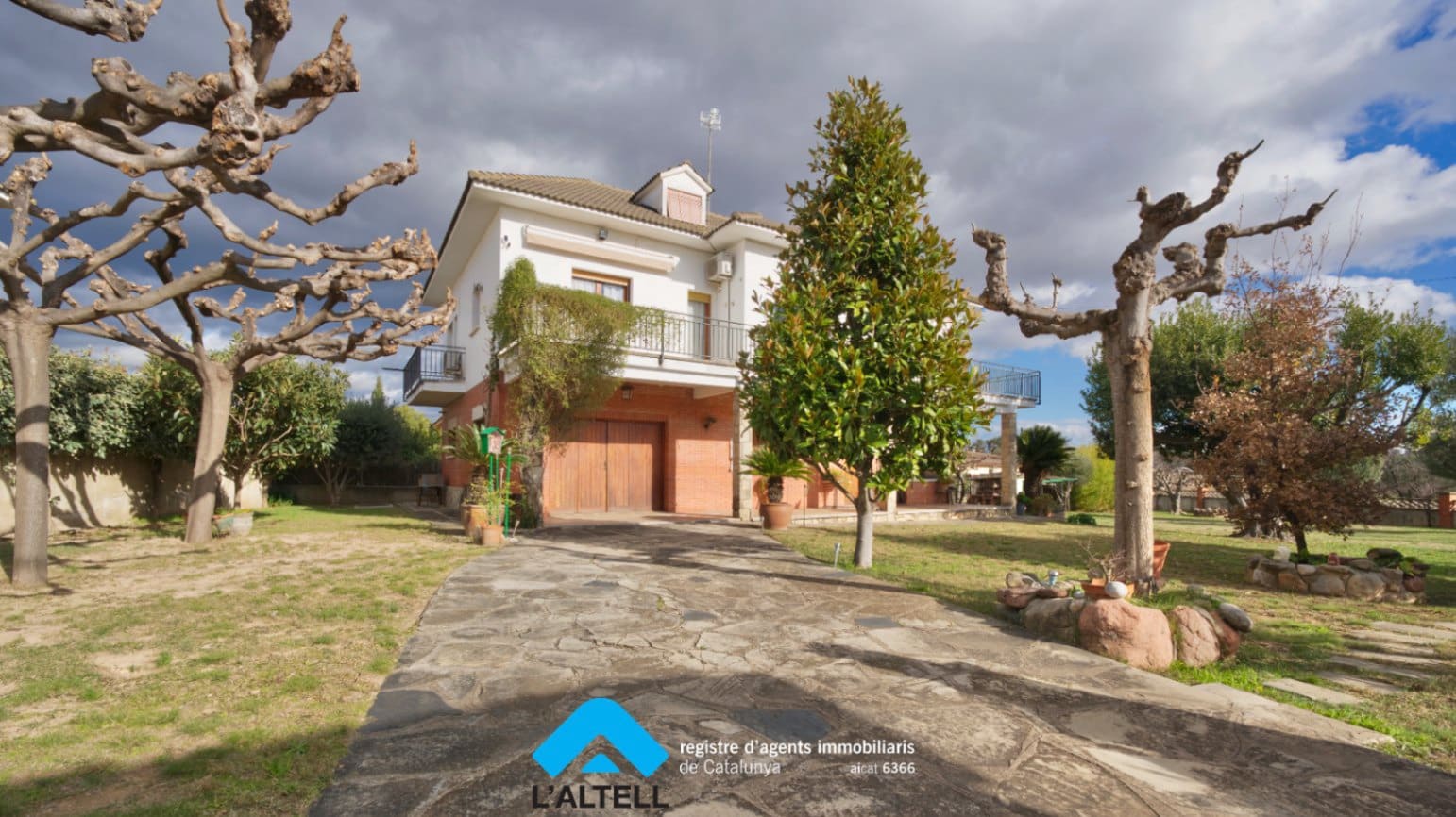 5 bedroom Villa for sale in L'Ametlla del Valles with garage - € 520,000 (Ref: 9528587)