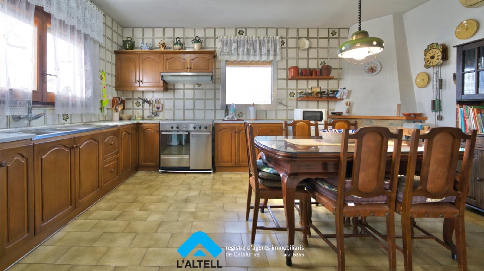 5 bedroom Villa for sale in L'Ametlla del Valles with garage - € 520,000 (Ref: 9528587)