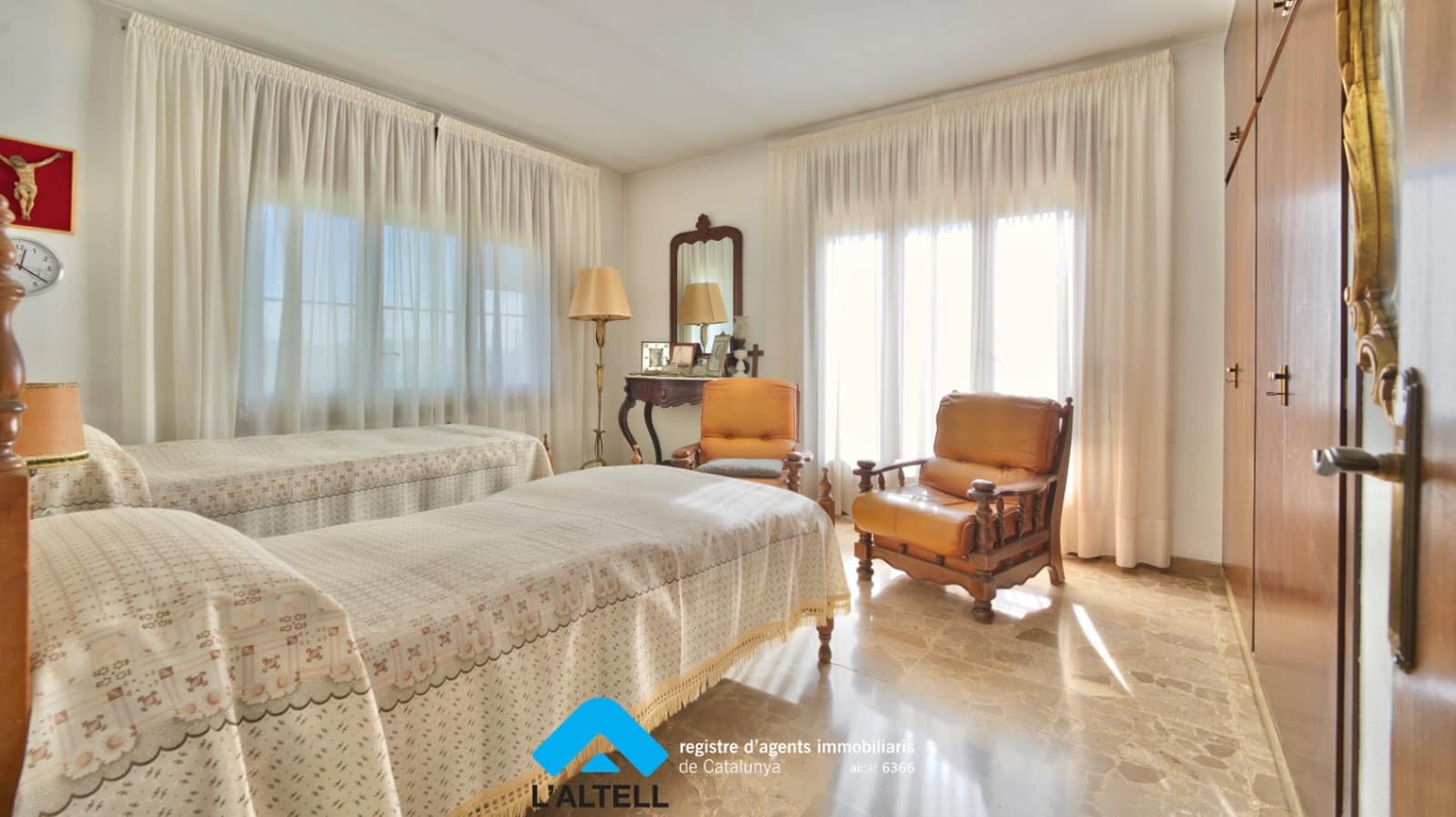 5 bedroom Villa for sale in L'Ametlla del Valles with garage - € 520,000 (Ref: 9528587)