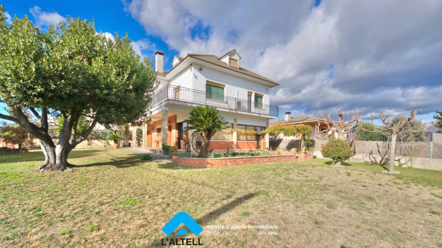 5 bedroom Villa for sale in L'Ametlla del Valles with garage - € 520,000 (Ref: 9528587)