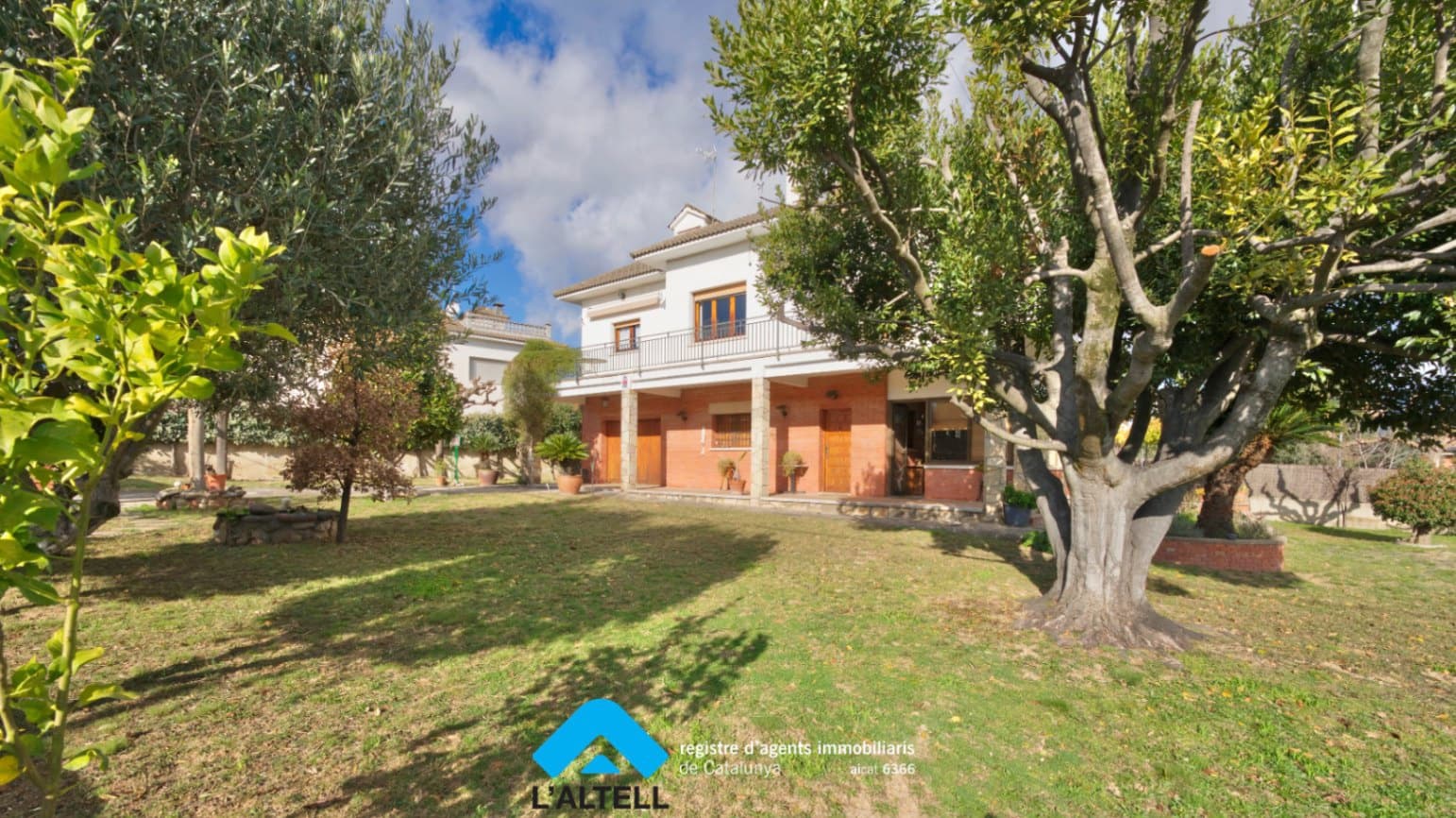 5 bedroom Villa for sale in L'Ametlla del Valles with garage - € 520,000 (Ref: 9528587)