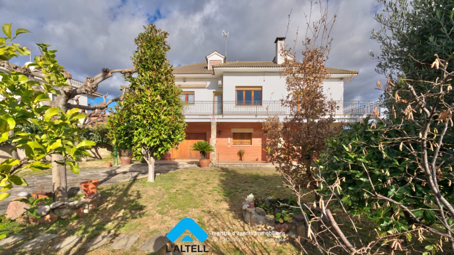 5 bedroom Villa for sale in L'Ametlla del Valles with garage - € 520,000 (Ref: 9528587)