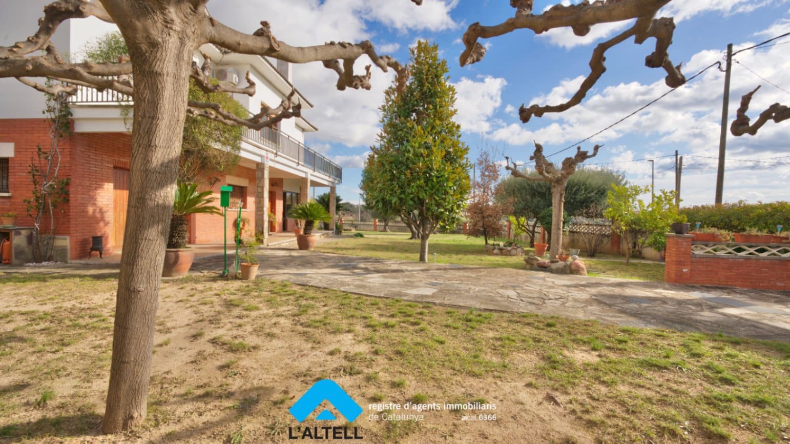 5 bedroom Villa for sale in L'Ametlla del Valles with garage - € 520,000 (Ref: 9528587)