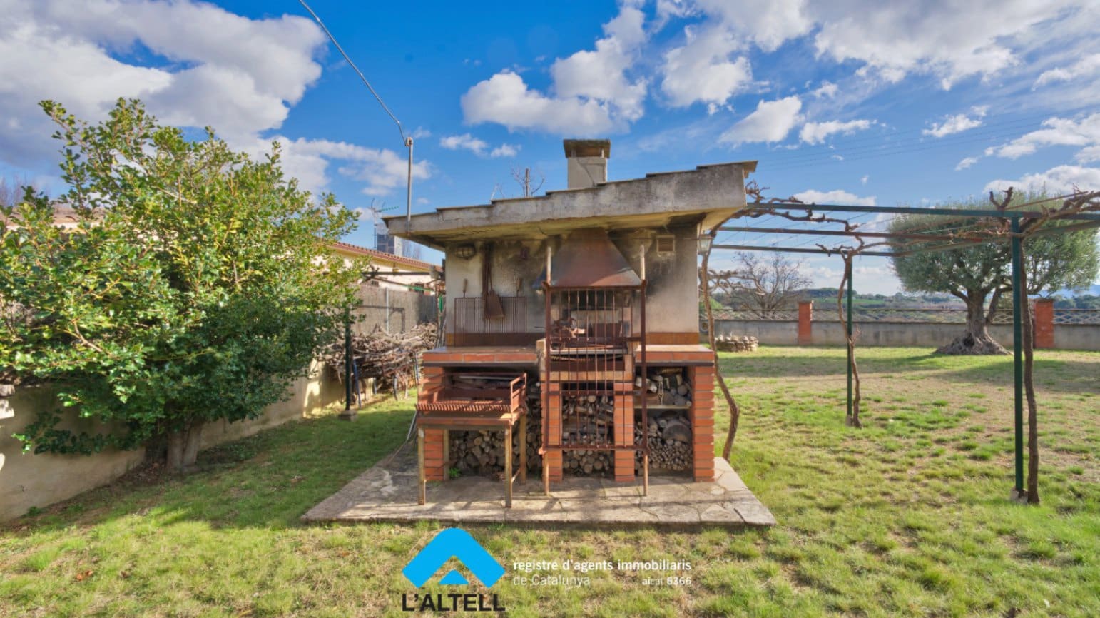 5 bedroom Villa for sale in L'Ametlla del Valles with garage - € 520,000 (Ref: 9528587)