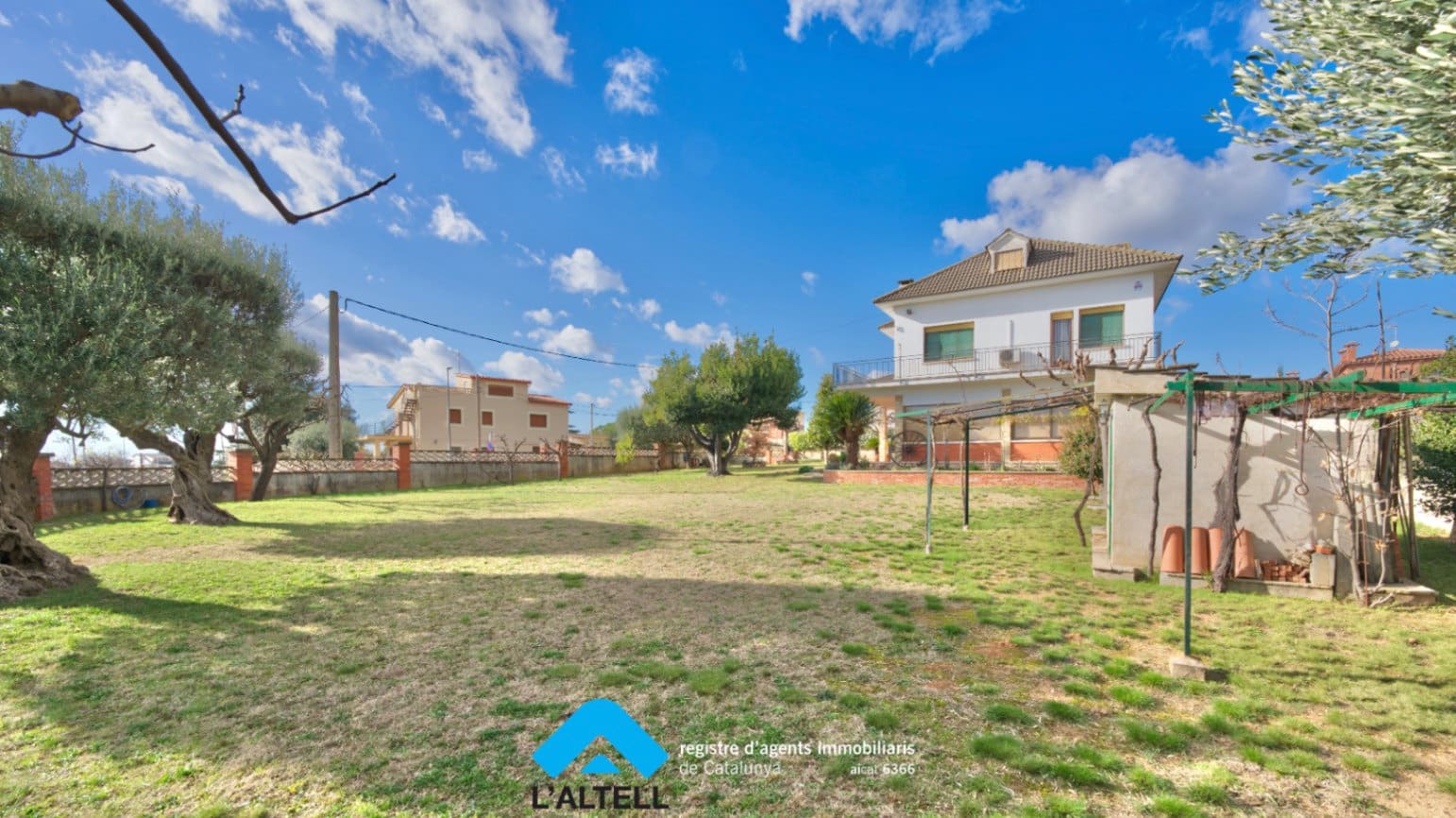 5 bedroom Villa for sale in L'Ametlla del Valles with garage - € 520,000 (Ref: 9528587)