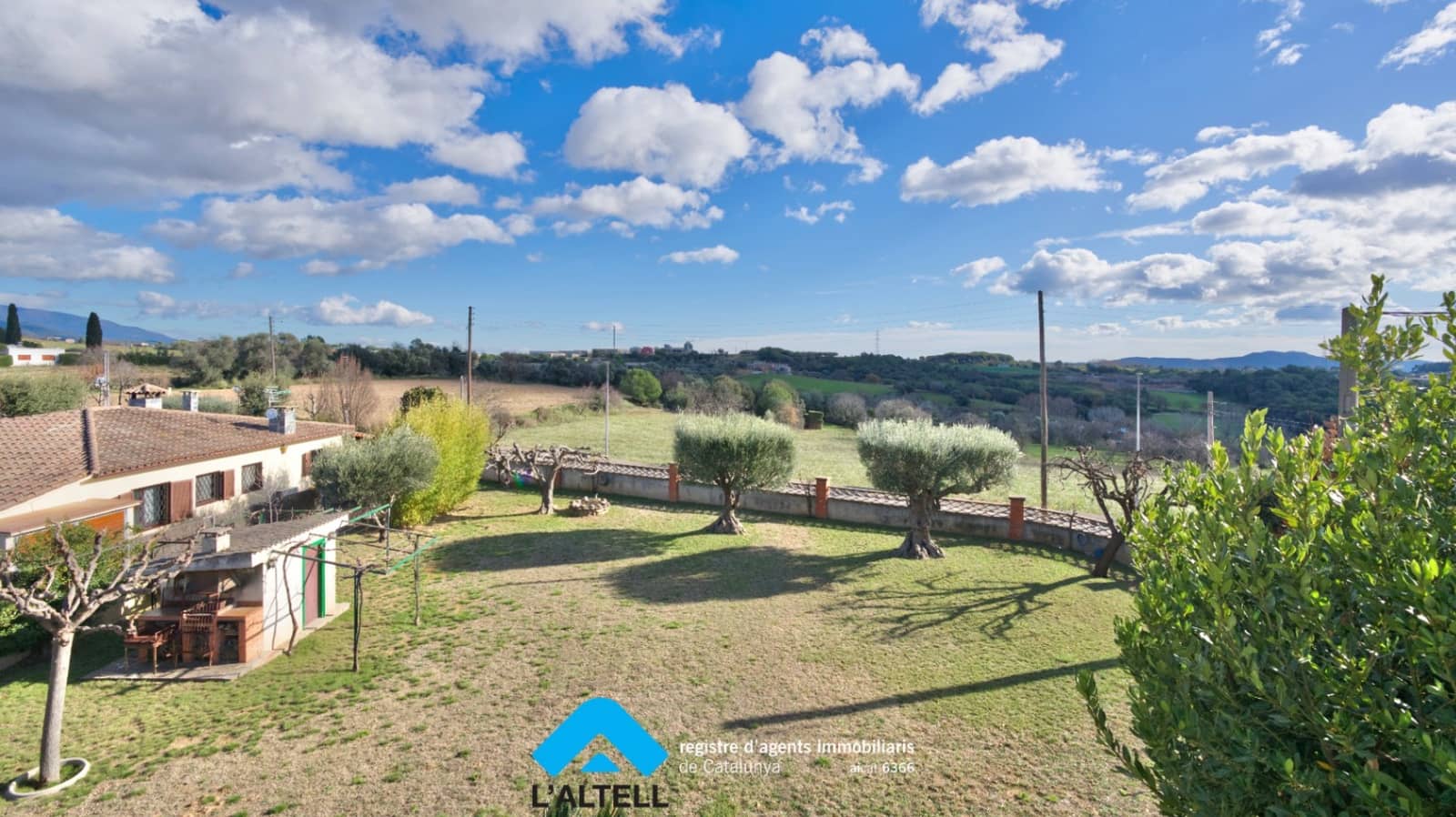 5 bedroom Villa for sale in L'Ametlla del Valles with garage - € 520,000 (Ref: 9528587)