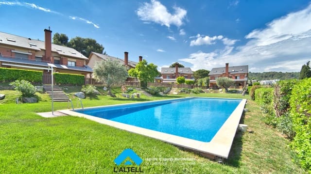 4 makuuhuone Huvila myytävänä paikassa L'Ametlla del Vallès mukana uima-altaan 
autotalli - 599 000 € (Ref: 9804839)