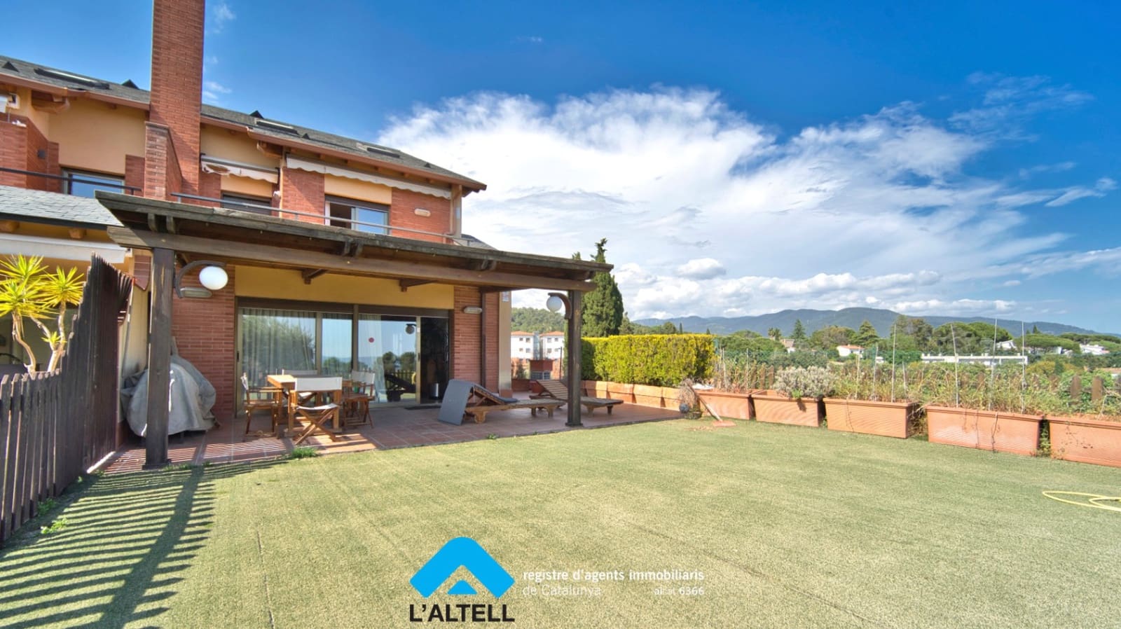 4 makuuhuone Huvila myytävänä paikassa L'Ametlla del Valles mukana uima-altaan 
autotalli - 599 000 € (Ref: 9804839)