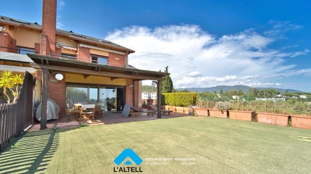 4 makuuhuone Huvila myytävänä paikassa L'Ametlla del Vallès mukana uima-altaan 
autotalli - 599 000 € (Ref: 9804839)