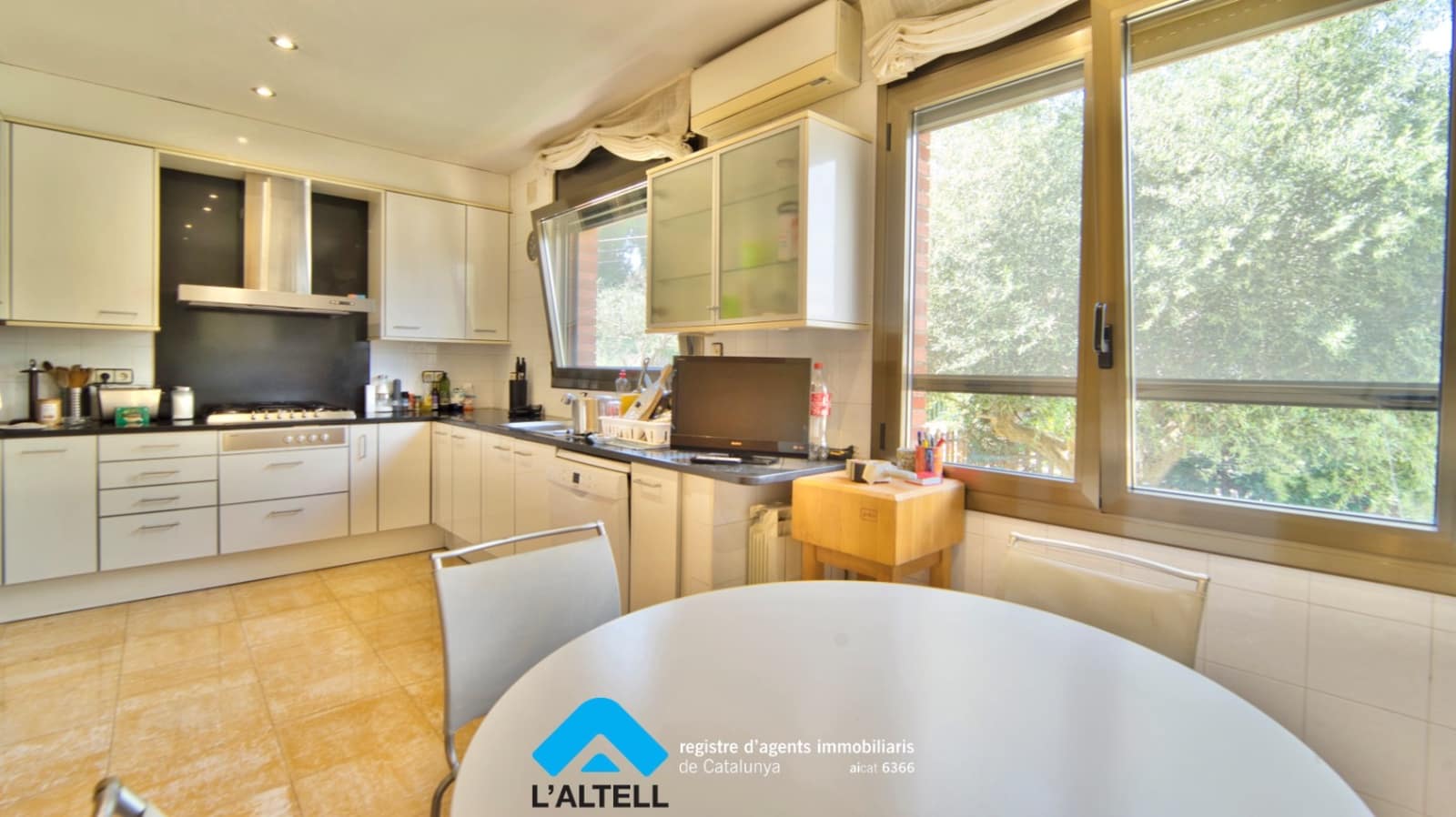 4 makuuhuone Huvila myytävänä paikassa L'Ametlla del Valles mukana uima-altaan 
autotalli - 599 000 € (Ref: 9804839)