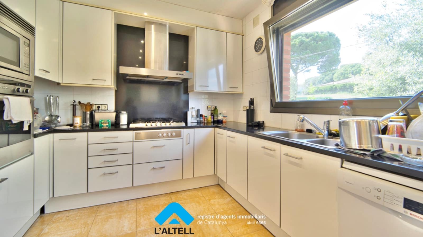 4 makuuhuone Huvila myytävänä paikassa L'Ametlla del Valles mukana uima-altaan 
autotalli - 599 000 € (Ref: 9804839)