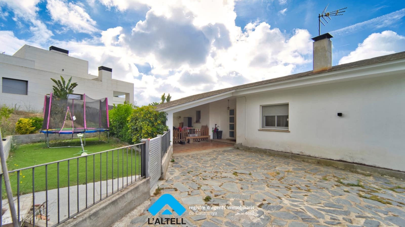 3 bedroom Villa for sale in L'Ametlla del Valles with pool - € 550,000 (Ref: 9821178)