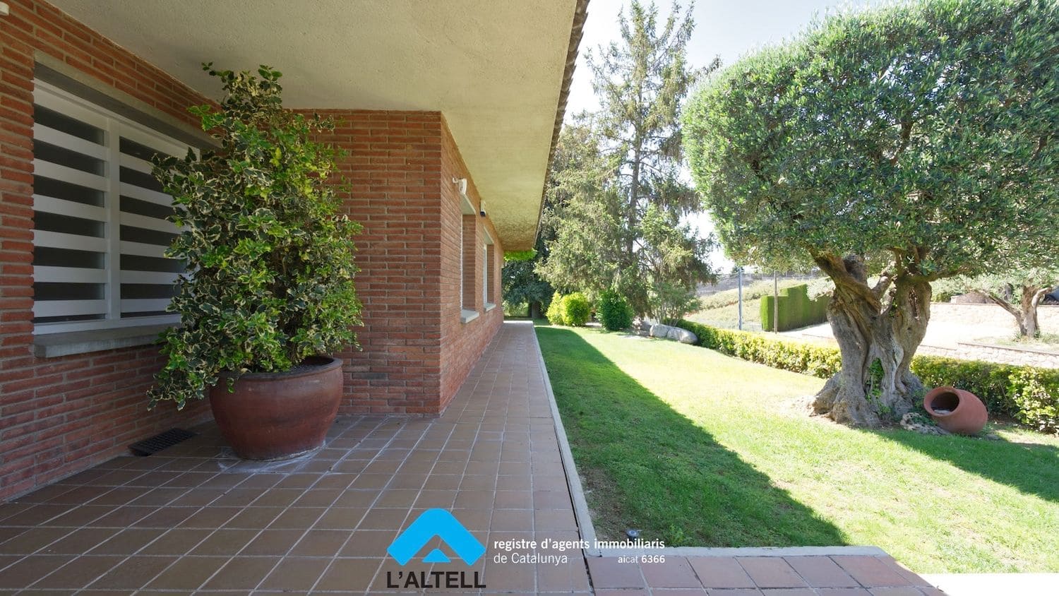 6 bedroom Villa for sale in Canovelles with pool garage - € 980,000 (Ref: 9892699)