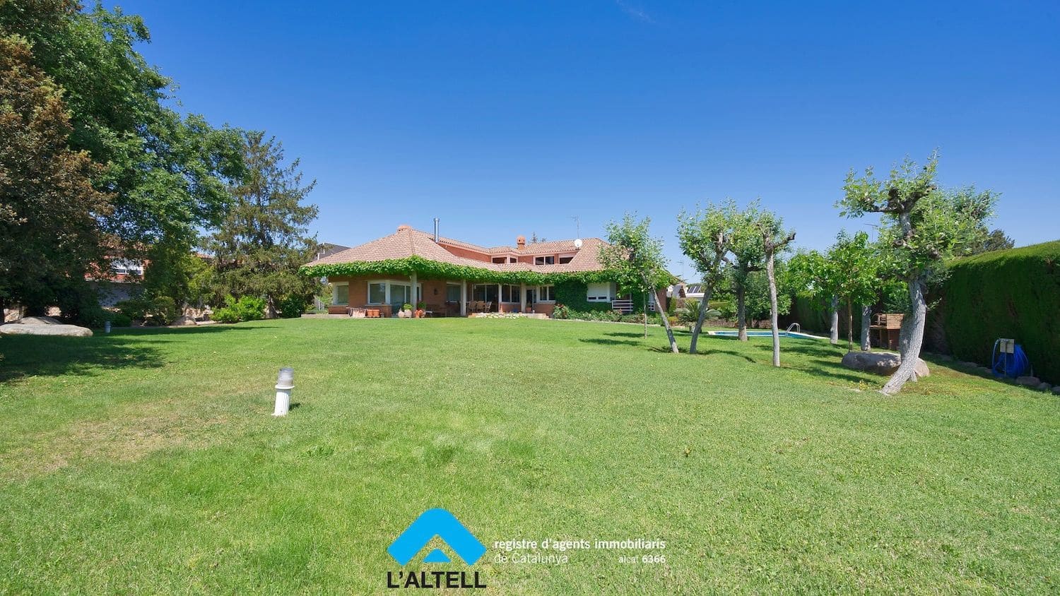 6 bedroom Villa for sale in Canovelles with pool garage - € 980,000 (Ref: 9892699)