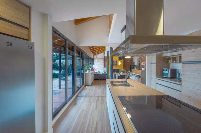 6 bedroom Villa for sale in Arenys de Mar with pool garage - € 825,000 (Ref: 9282693)