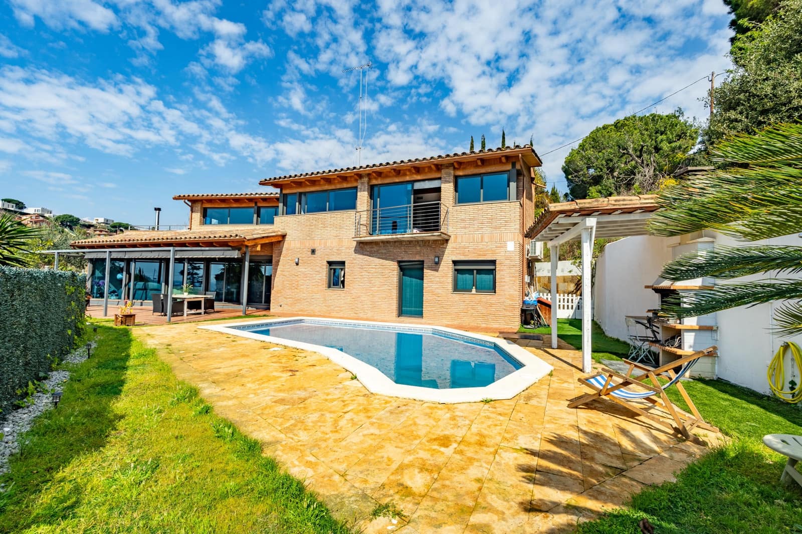 6 bedroom Villa for sale in Arenys de Mar with pool garage - € 825,000 (Ref: 9282693)
