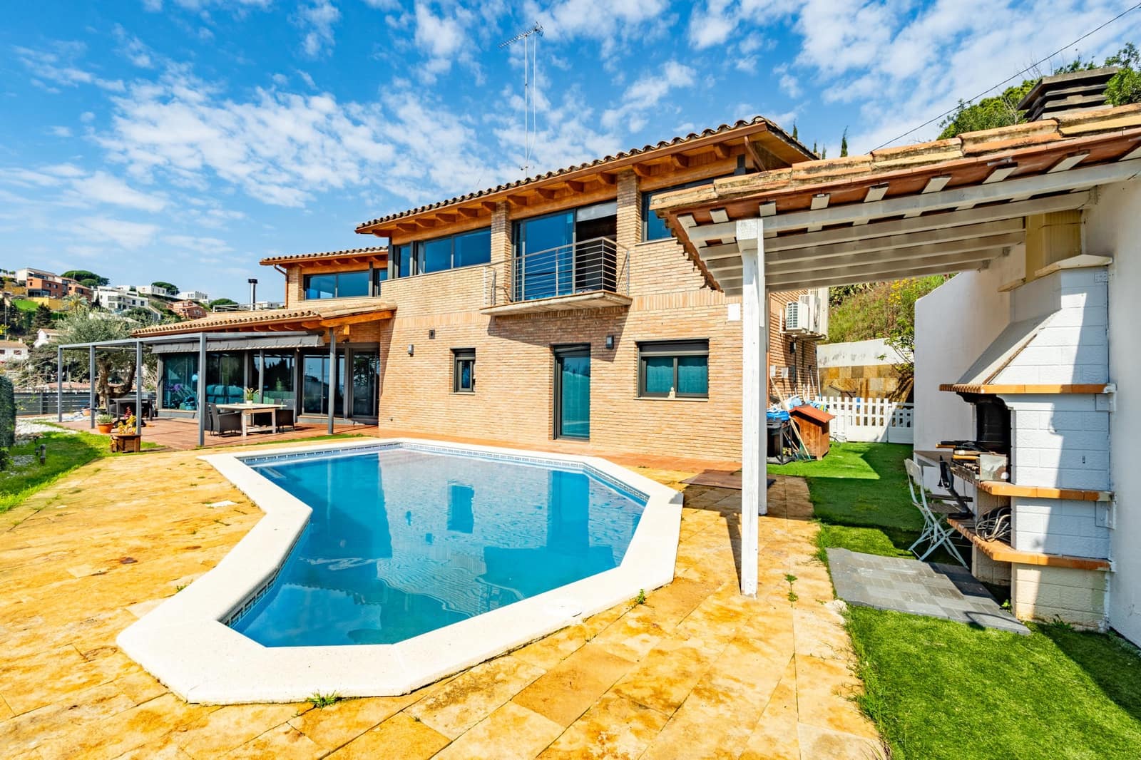 6 bedroom Villa for sale in Arenys de Mar with pool garage - € 825,000 (Ref: 9282693)