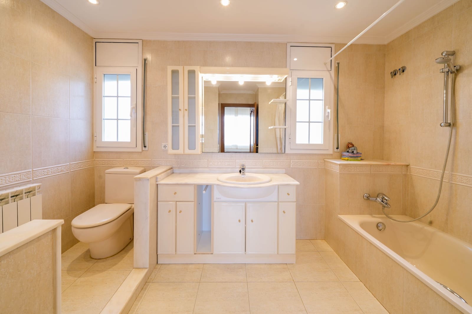 6 bedroom Villa for sale in Sant Vicenc de Montalt with garage - € 795,000 (Ref: 9298733)