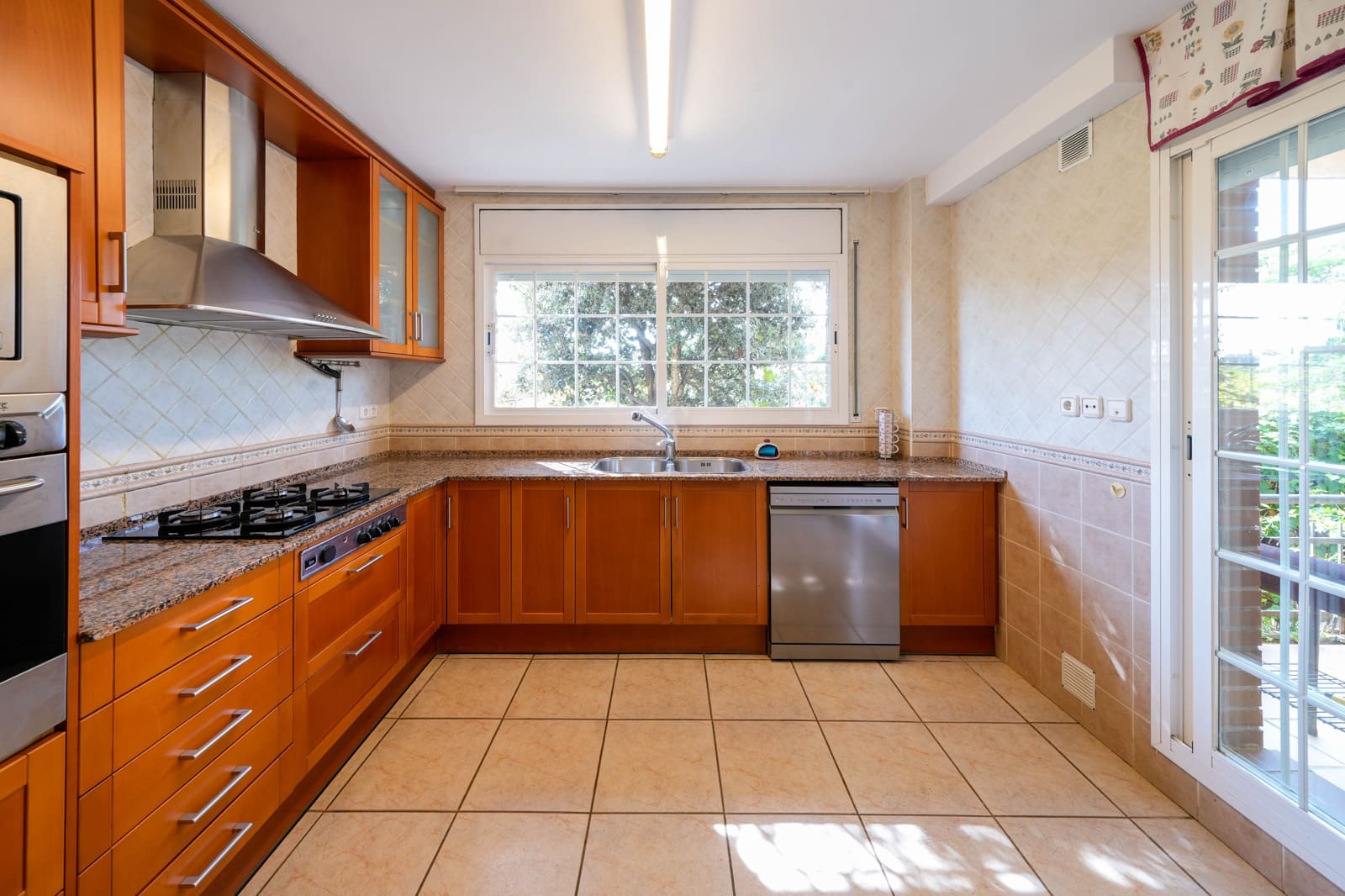 6 bedroom Villa for sale in Sant Vicenc de Montalt with garage - € 795,000 (Ref: 9298733)