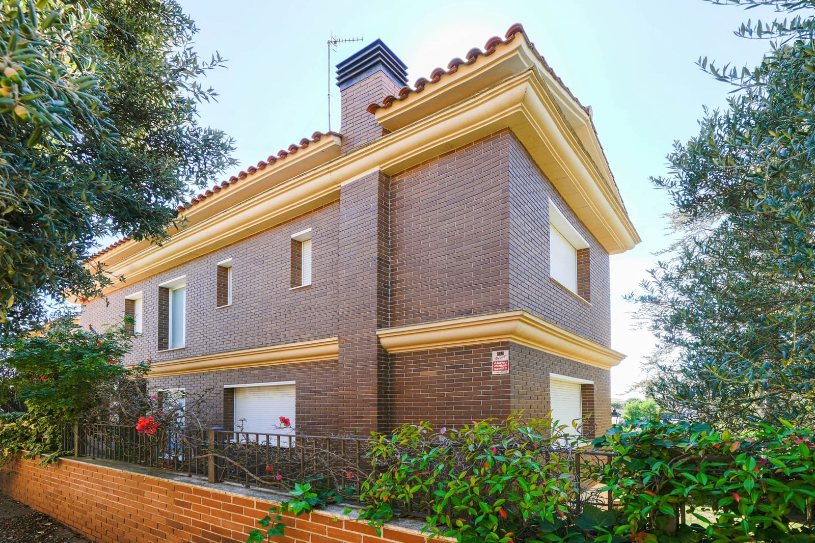 6 bedroom Villa for sale in Sant Vicenc de Montalt with garage - € 795,000 (Ref: 9298733)