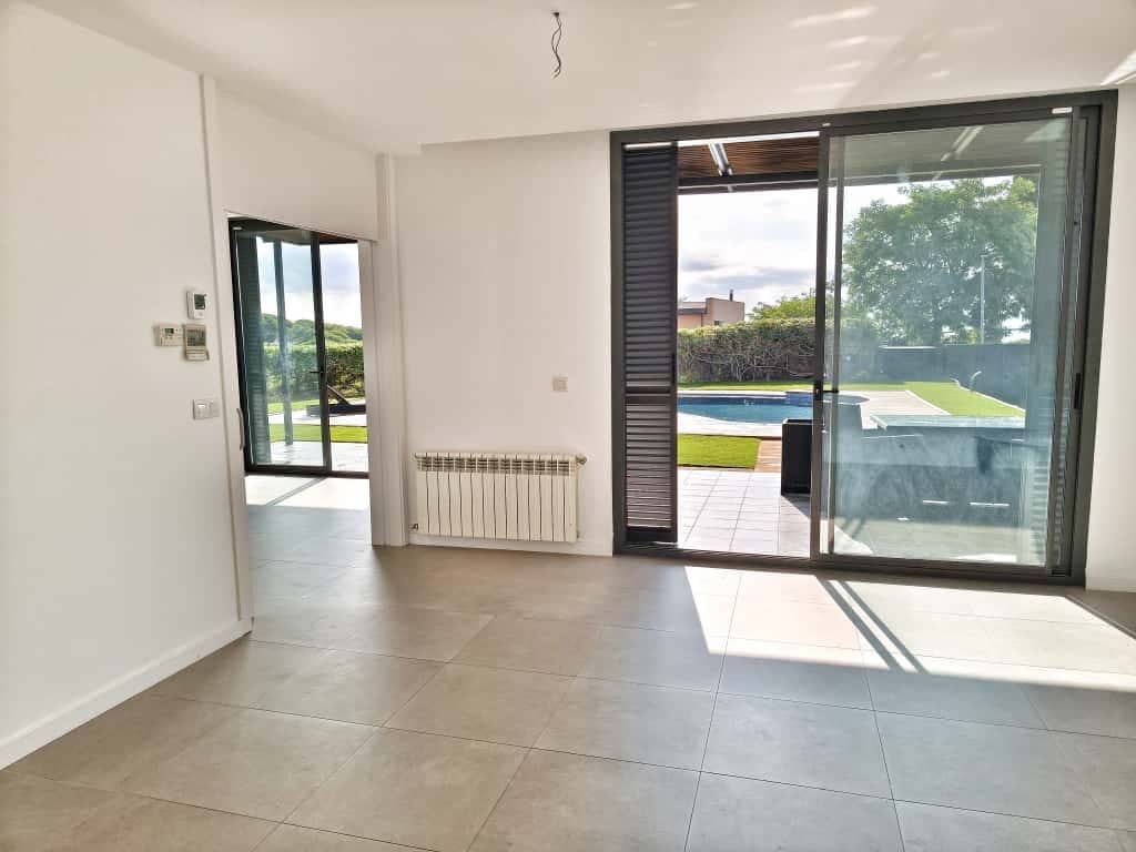 4 bedroom Villa for sale in Sant Vicenc de Montalt with pool garage - € 925,000 (Ref: 9314431)