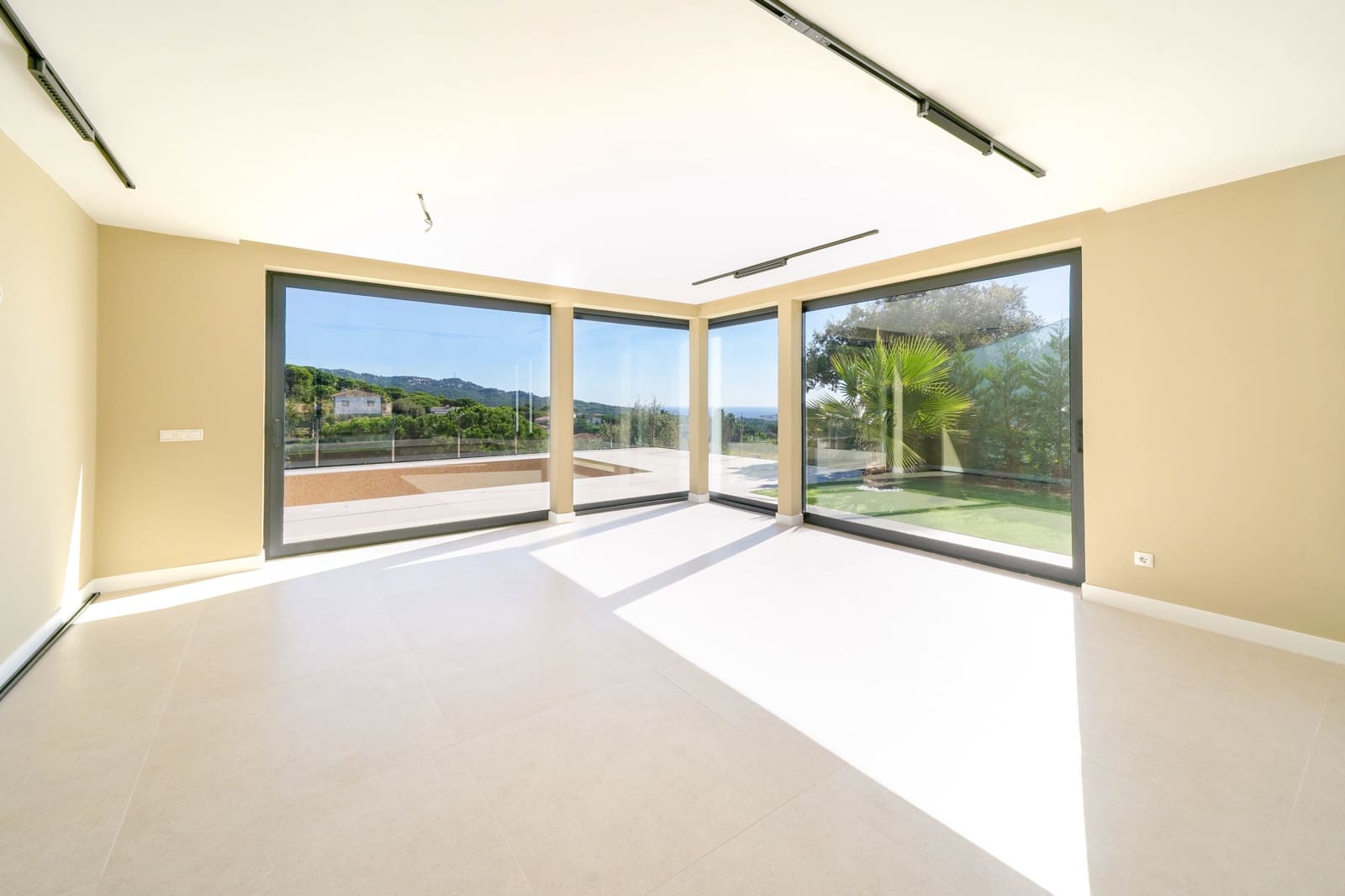 3 makuuhuone Huvila myytävänä paikassa Lloret de Mar mukana uima-altaan 
autotalli - 980 000 € (Ref: 9343713)