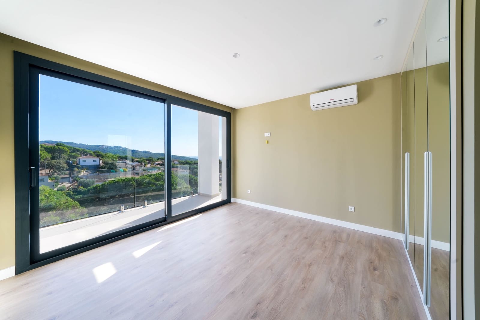 3 makuuhuone Huvila myytävänä paikassa Lloret de Mar mukana uima-altaan 
autotalli - 980 000 € (Ref: 9343713)