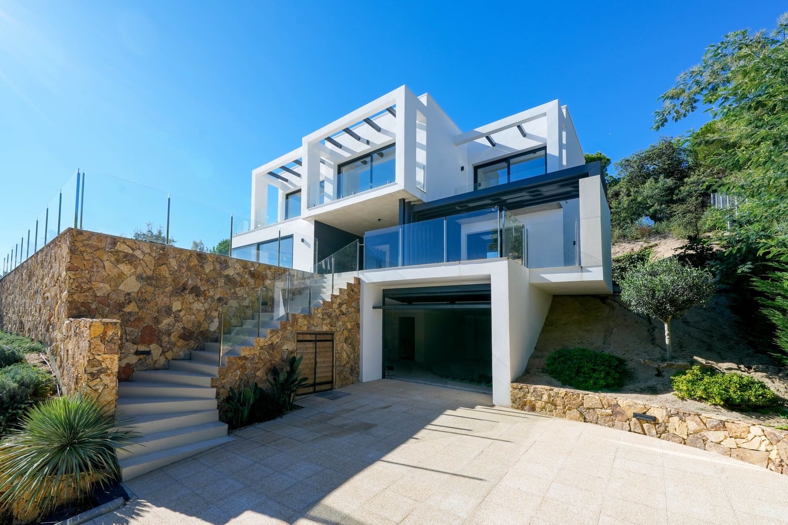 3 makuuhuone Huvila myytävänä paikassa Lloret de Mar mukana uima-altaan 
autotalli - 980 000 € (Ref: 9343713)