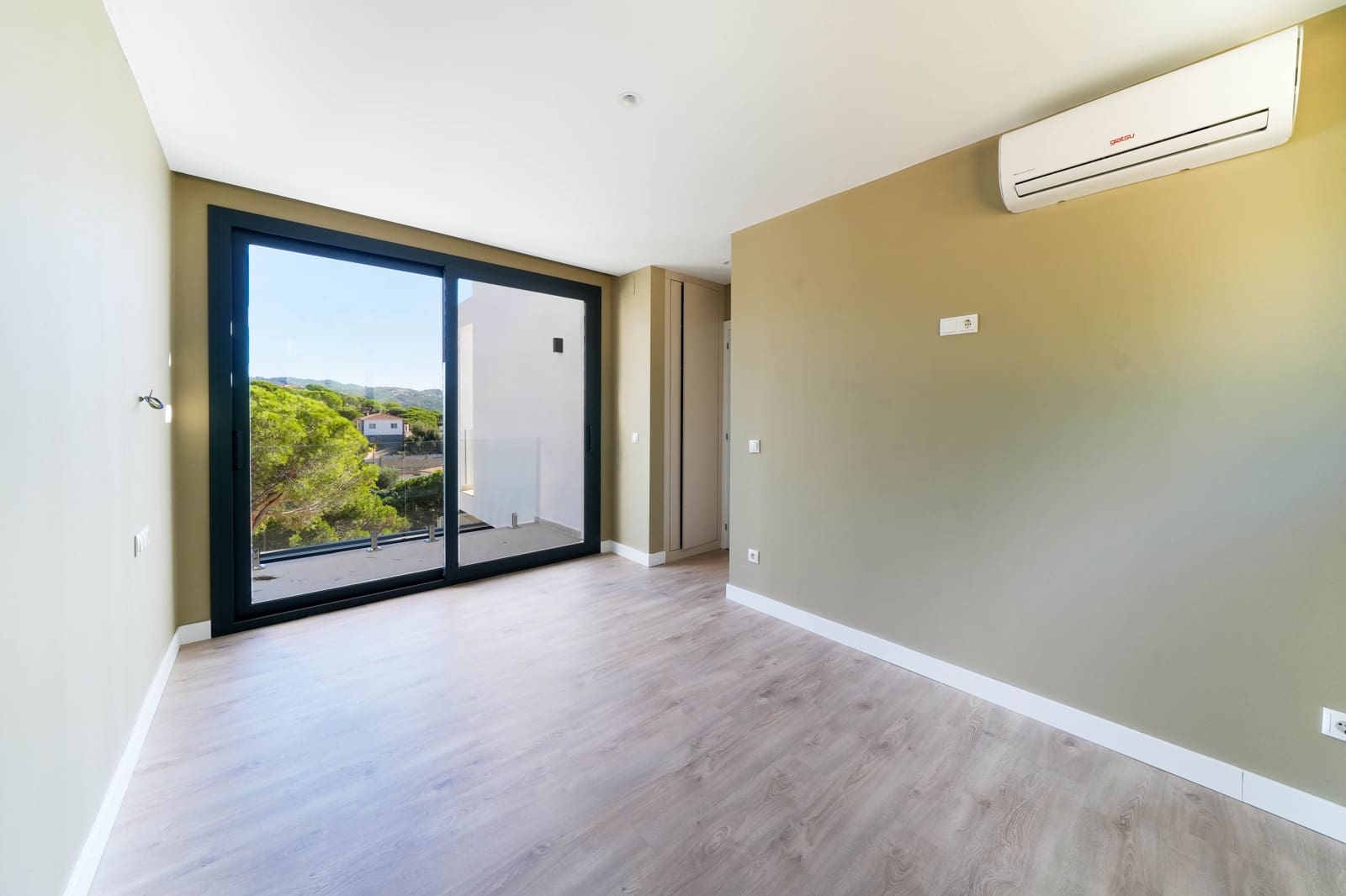 3 makuuhuone Huvila myytävänä paikassa Lloret de Mar mukana uima-altaan 
autotalli - 980 000 € (Ref: 9343713)