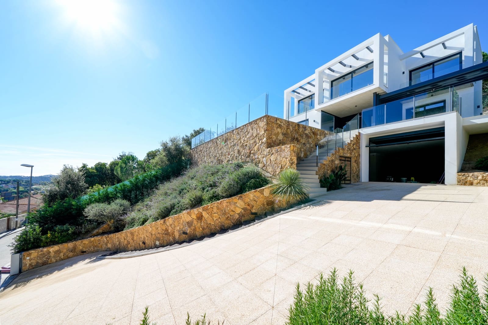 3 makuuhuone Huvila myytävänä paikassa Lloret de Mar mukana uima-altaan 
autotalli - 980 000 € (Ref: 9343713)