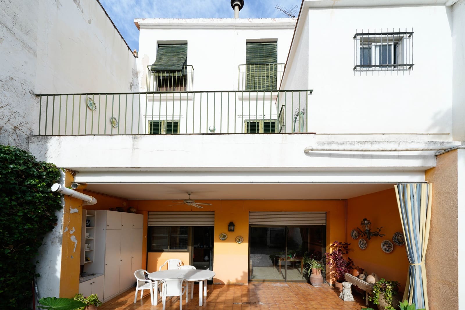 4 makuuhuone Huvila myytävänä paikassa Mataro mukana 
autotalli - 690 000 € (Ref: 9386464)