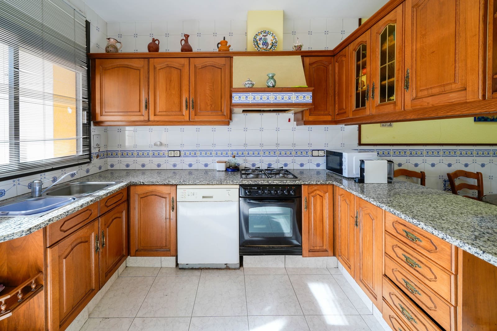 4 makuuhuone Huvila myytävänä paikassa Mataro mukana 
autotalli - 690 000 € (Ref: 9386464)