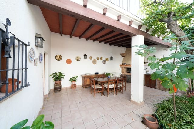 4 bedroom Villa for sale in Mataró with garage - € 690,000 (Ref: 9386464)