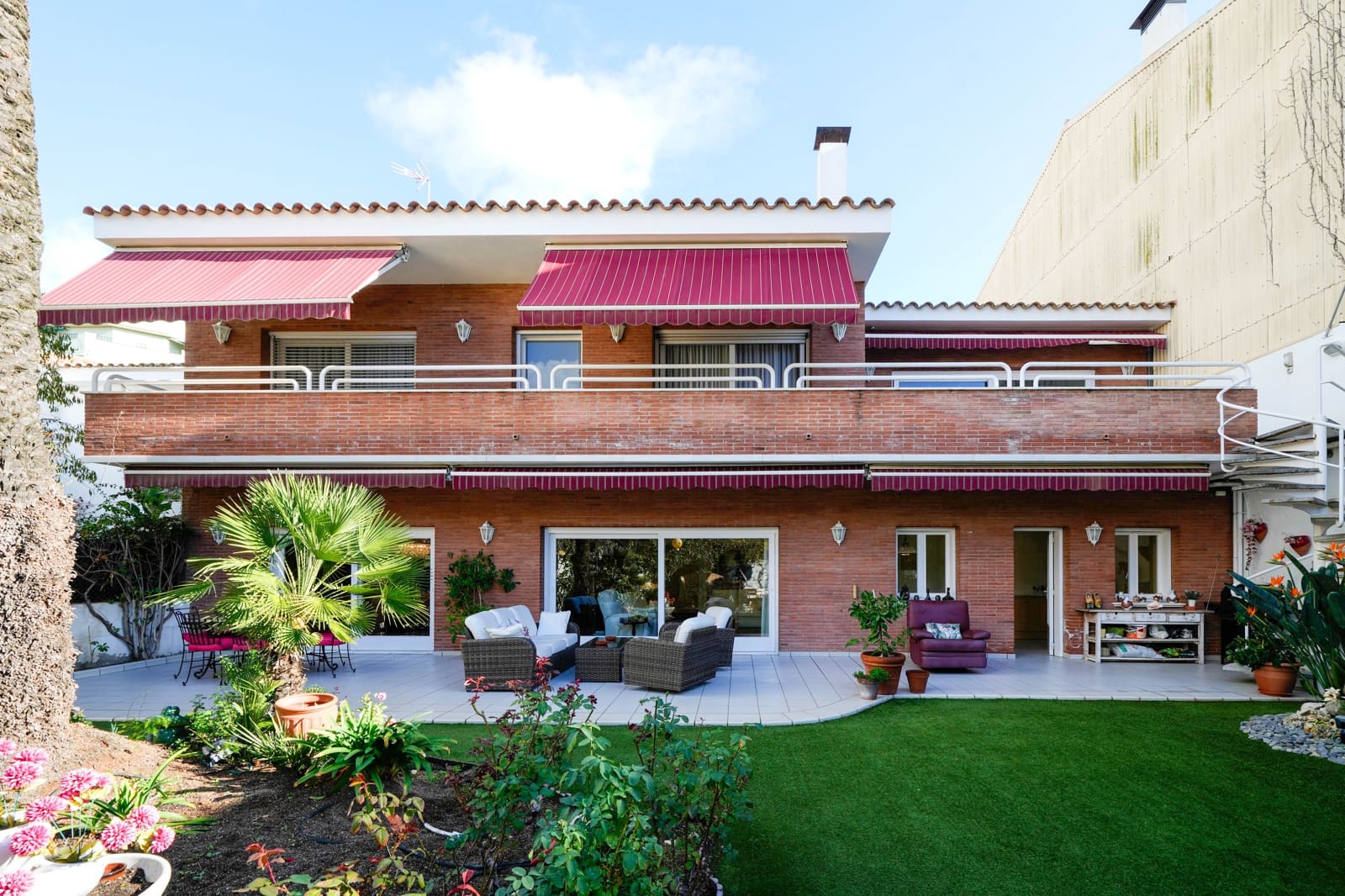 6 bedroom Villa for sale in Pineda de Mar with pool garage - € 1,880,000 (Ref: 9438145)