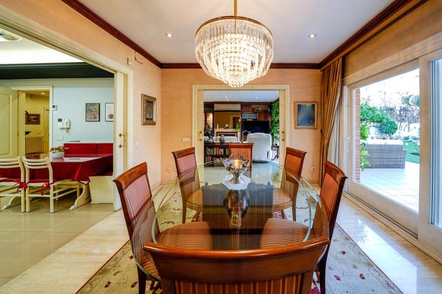 6 sovrum Villa till salu i Pineda de Mar med pool garage - 1 880 000 € (Ref: 9438145)