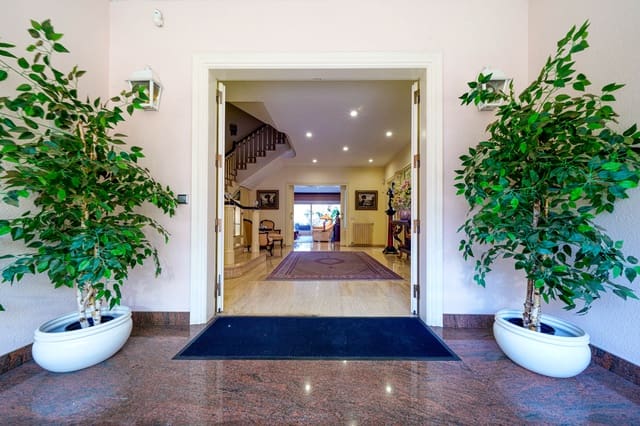 6 sovrum Villa till salu i Pineda de Mar med pool garage - 1 880 000 € (Ref: 9438145)