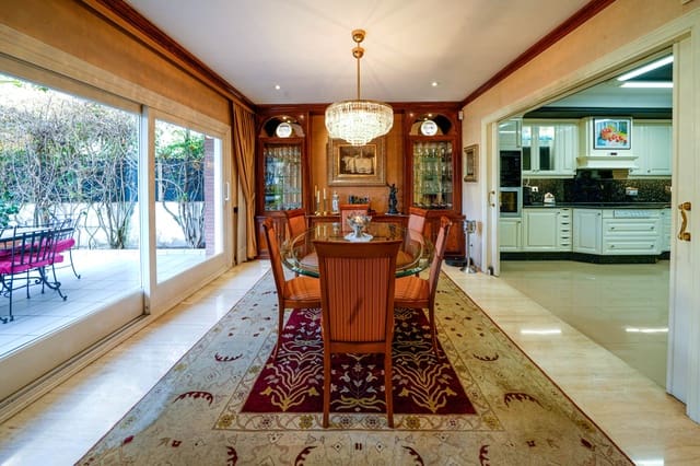 6 sovrum Villa till salu i Pineda de Mar med pool garage - 1 880 000 € (Ref: 9438145)