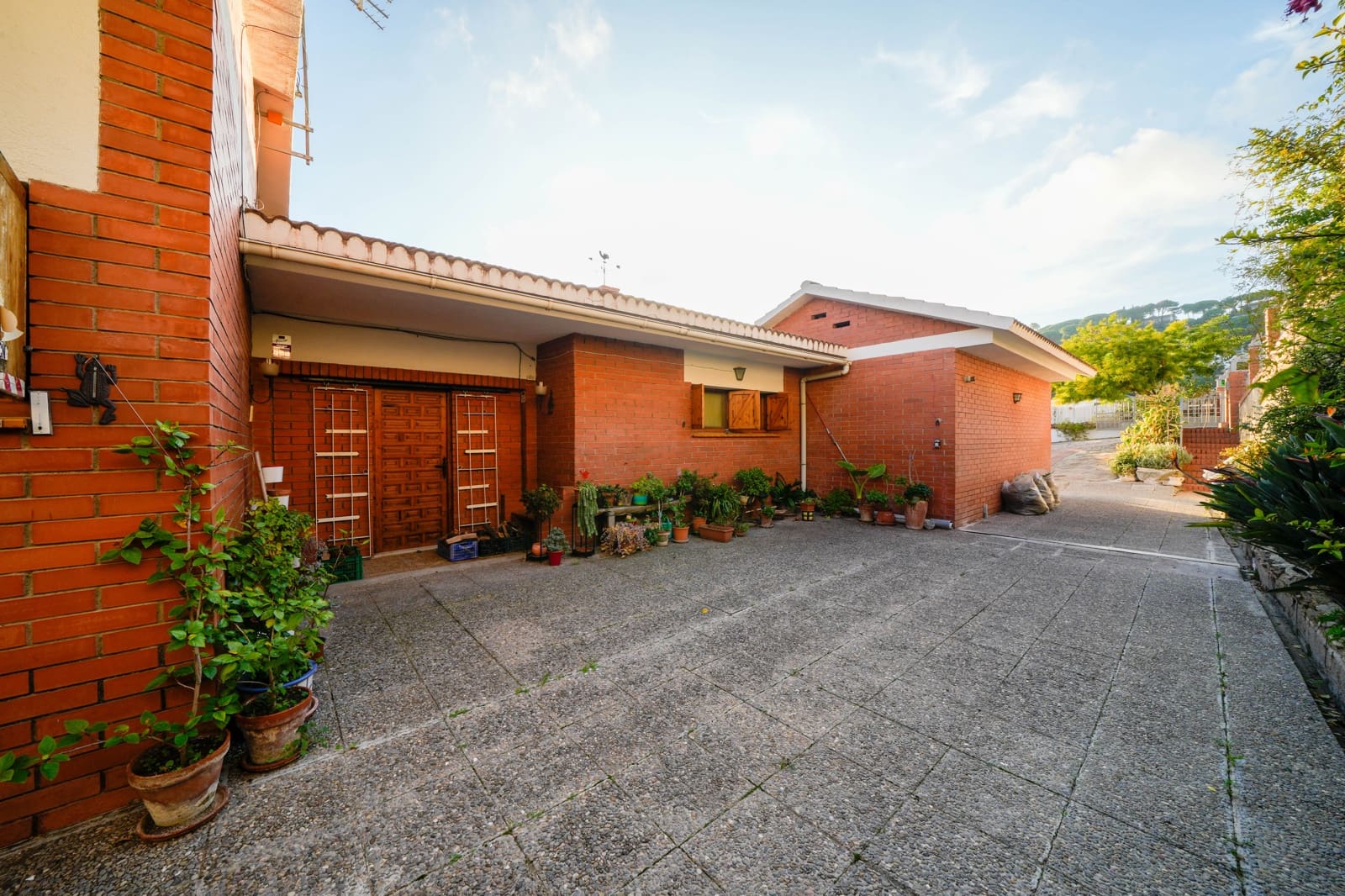 6 bedroom Villa for sale in Sant Cebria de Vallalta with garage - € 480,000 (Ref: 9446968)