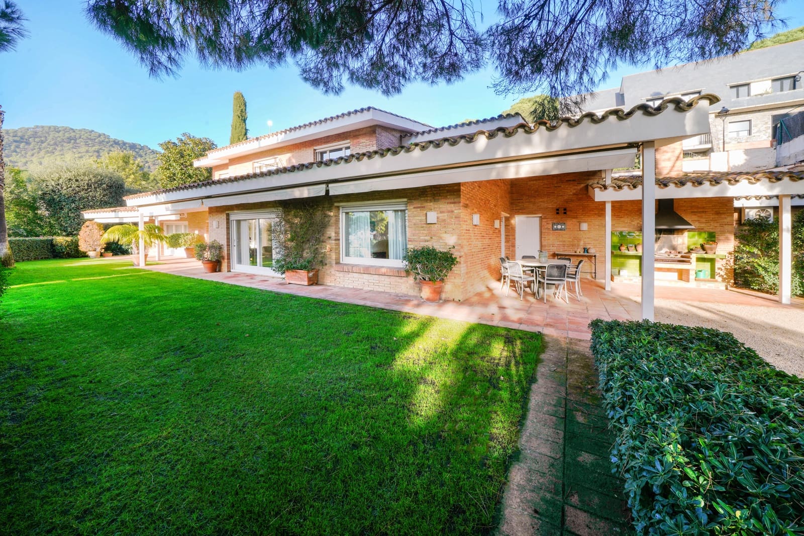 6 bedroom Villa for sale in Premia de Dalt with pool garage - € 1,650,000 (Ref: 9470121)