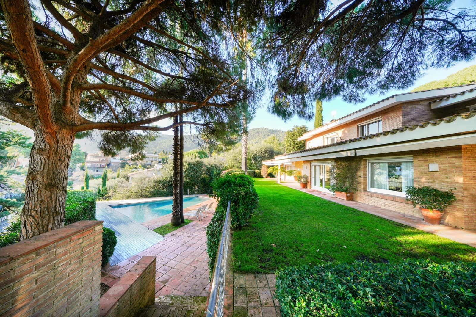 6 bedroom Villa for sale in Premia de Dalt with pool garage - € 1,650,000 (Ref: 9470121)