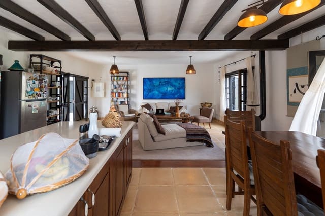 4 bedroom Finca/Country House for sale in Haría with garage - € 1,150,000 (Ref: 10124984)